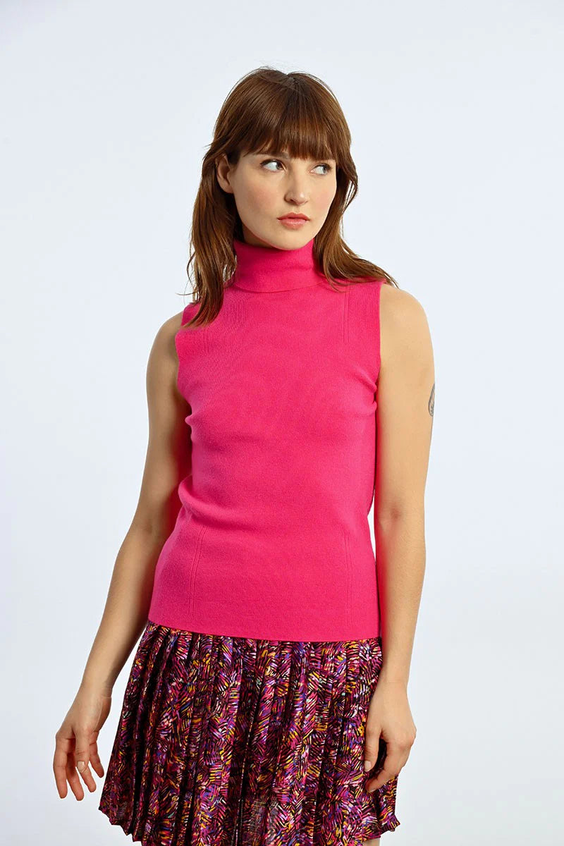 Knitted Sleeveless Sweater in Fuchsia